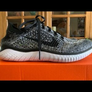 Nike Free RN Flyknit Size 8 Black/white